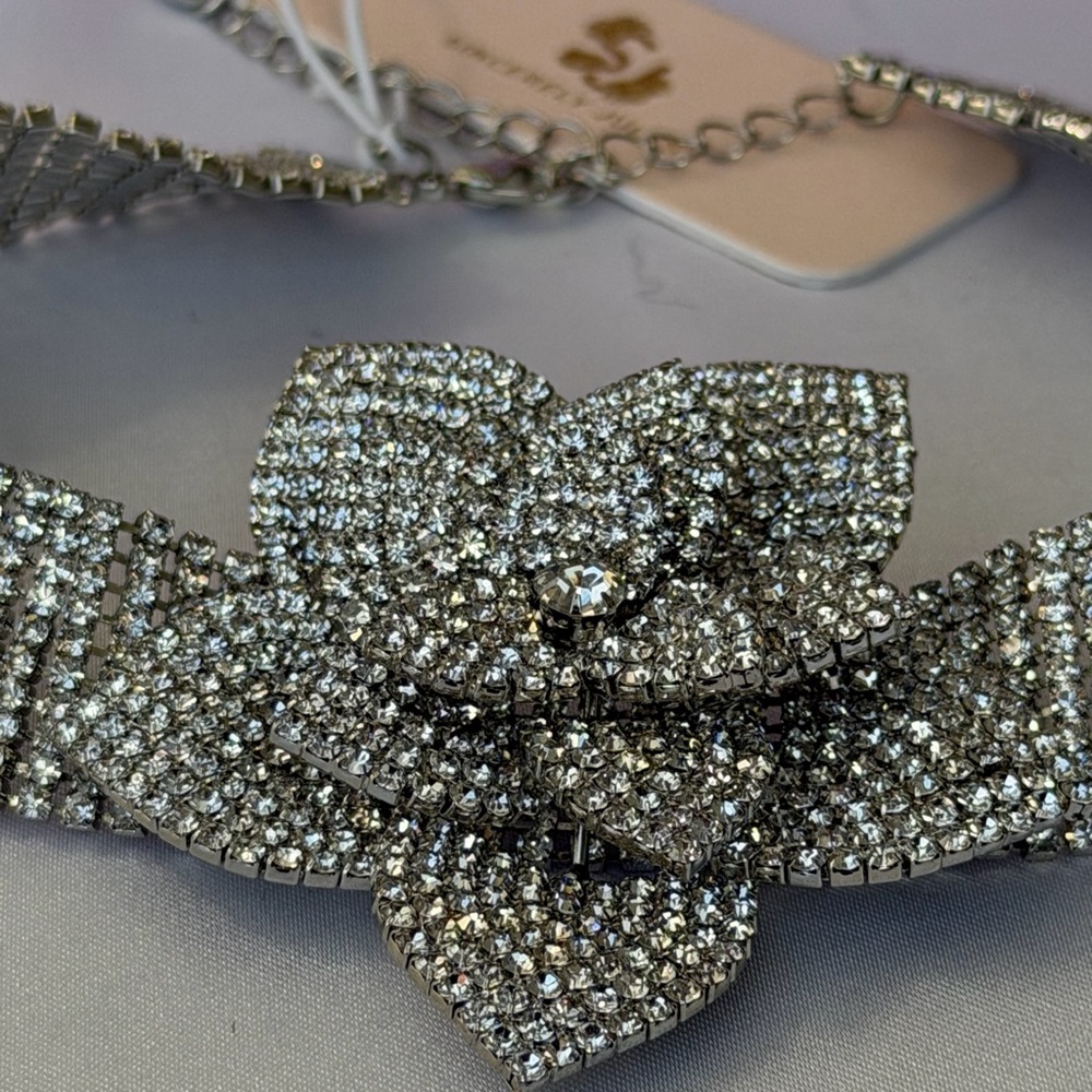 Sincerely Jules Rhinestone Flower Choker - Picture 4 of 5